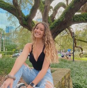 Meet your Posher, Camila